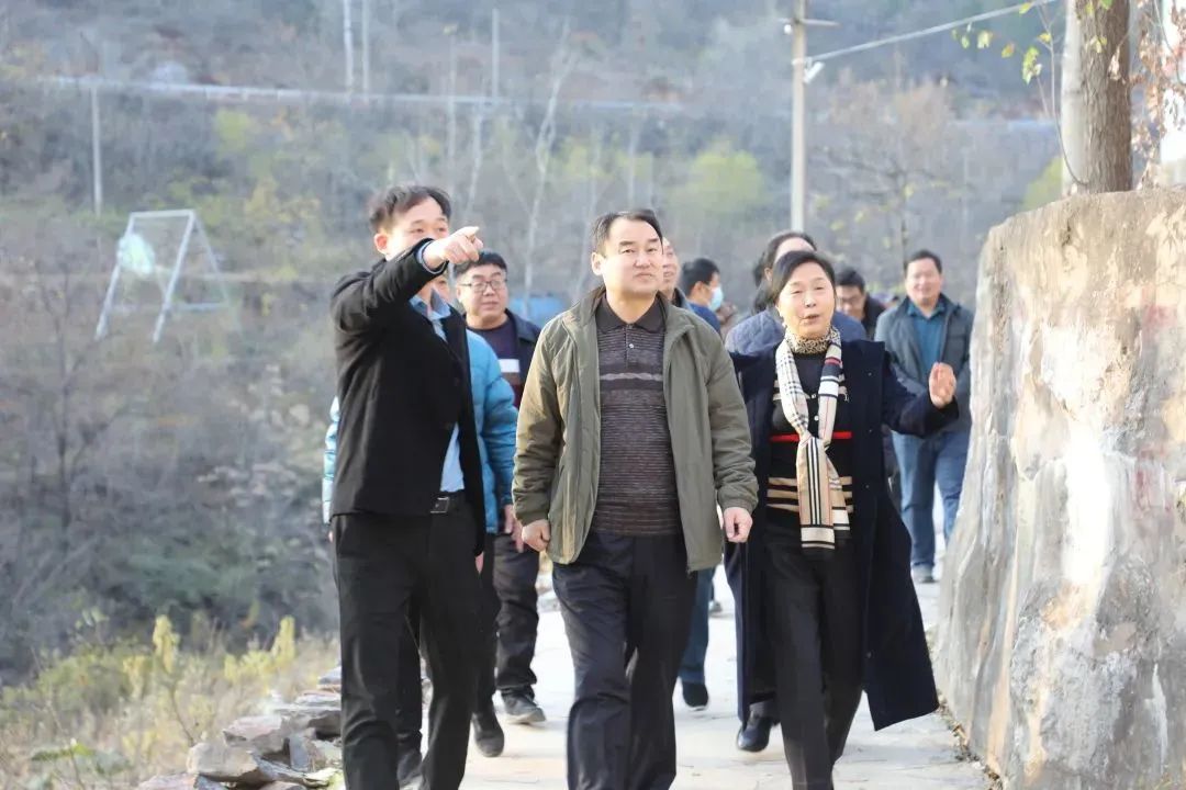 衛(wèi)輝市副市長趙旺勇銀金達董事長閆銀鳳寺東坡調(diào)研