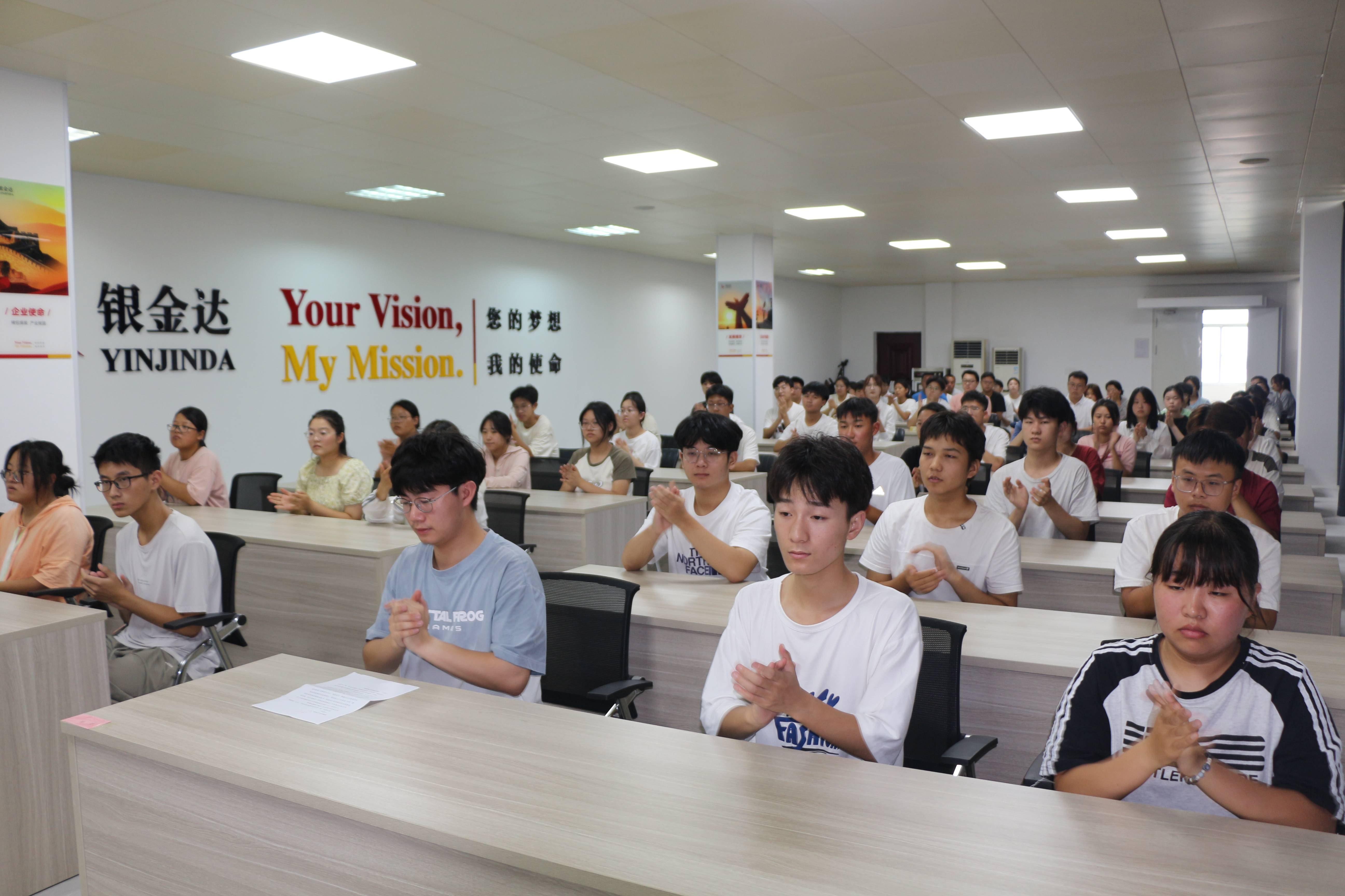 2、68名學(xué)子參加會議(1)